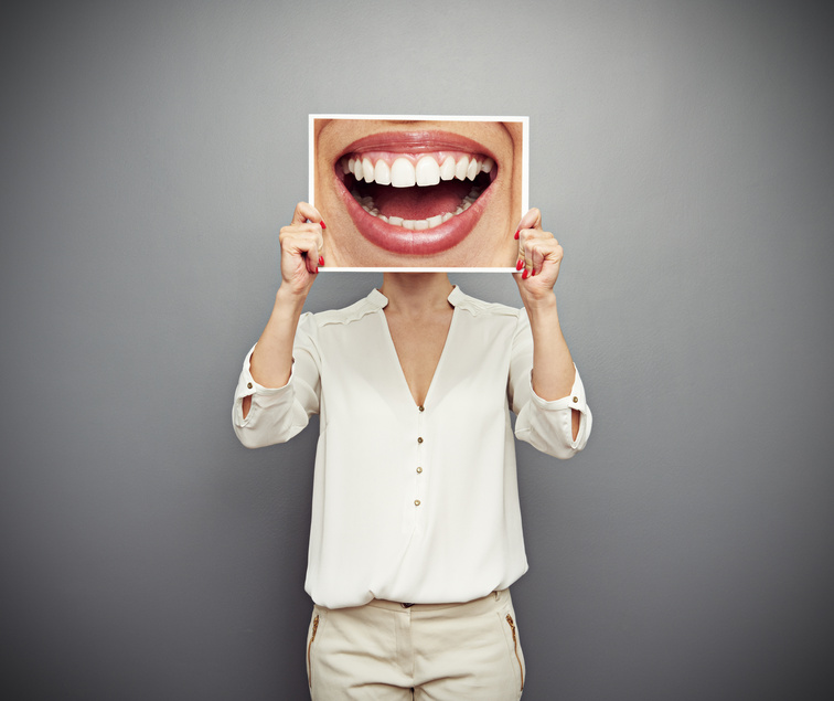 Femme qui tient une pancarte avec un sourire